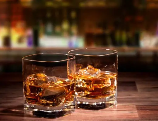 ¿Cómo debe ser un vaso de whisky?